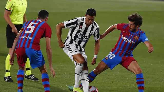 Penyerang Juventus, Cristiano Ronaldo ketika berhadapan dengan Barcelona pada Trofi Joan Gamper di Johan Cruyff Stadium, Minggu (8/8/2021).