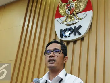 Kabiro Humas KPK, Febri Diansyah saat kofrensi pers di gedung KPK, Jakarta, Selasa (6/12). KPK menjerat Bupati Nganjuk Jawa Timur, Taufiqurahman sebagai tersangka kasus dugaan korupsi. (Liputan6.com/Helmi Affandi)