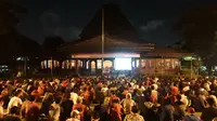 Ribuan suporter timnas Indonesia datangi Nobar di Pendhapi Gede Balaikota Solo (Liputan6.com/Fajar Abrori)