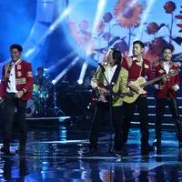 Dalam acara Konser Musik Nasional, sederet musisi legendaris hadir turut meramaikan acara tersebut. Kahitna dan Koes Plus band kawakan akan berkolaborasi dengan musisi muda tanah air. (Nurwahyunan/Bintang.com)