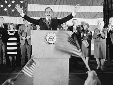 File foto 7 November 1984, George Bush setelah terpilih kembali untuk jabatan wakil presiden AS di Houston, Texas.  Bush Senior yang menjadi Presiden ke-41 AS itu meninggal dunia pada hari Jumat waktu setempat di usia 94 tahun. (AP/F. Carter Smith, File)