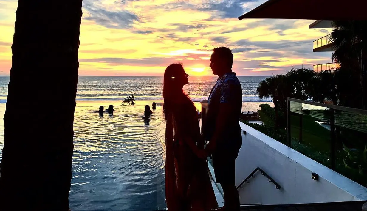 "dg kerendahan hati kami memohon maaf lahir dan batin, mohon doa nya kami dikasi kemudahan, kelancaran, kesehatan, keselamatan, mendapat berkah, nikmat, dan ridho Allah SWT 🙏🏻🙏🏻🙏🏻," lanjutnya. (Instagram/meisya__siregar)