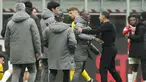 Pelatih AC Milan, Sergio Conceicao bersitegang dengan kapten Davide Calabria (ketiga kiri) setelah laga lanjutan Liga Italia 2024/2025 melawan Parma di San Siro, Milan, Italia, Senin (27/01/2025) dini hari WIB. (AP Photo/Luca Bruno)