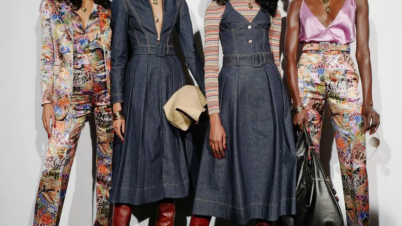 Busana Disko Kolaborasi Zendaya x Tommy Hilfiger di Paris Fashion Week