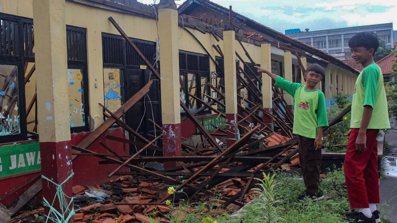 Sejumlah siswa melihat kondisi bangunan SDN Kedaung yang ambruk di kompleks Bappenas, Sawangan, Kota Depok, Jawa Barat, Sabtu (16/3/2024).&nbsp;Ambruknya atap sejumlah ruang kelas pada SDN Kedaung Depok itu terjadi seusai diguyur hujan deras pada Jumat (1