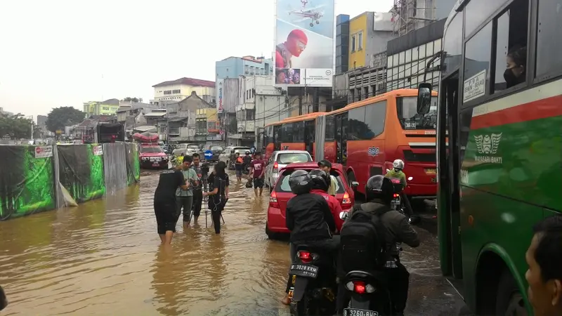 Banjir meluap hingga ke Jalan Jatinegara Barat, Jakarta Timur. 