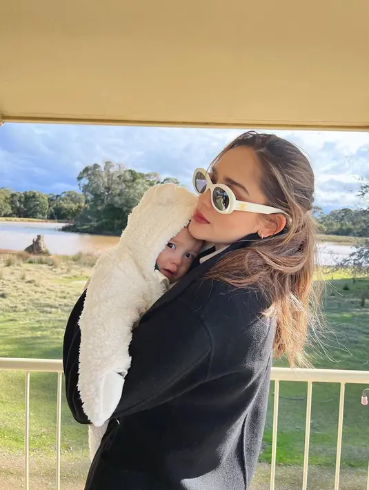 Liburan ke Negeri Kanguru, Australia, Yasmine banyak abadikan momen serunya di Instagram. Tetap tampil stylish, aktris yang sudah berusia 40 tahun ini tetap tampil menawan. Bahkan tidak jarang penggemarnya memuji penampilannya yang terlihat awet muda. (Liputan6.com/IG/@yaswildblood)