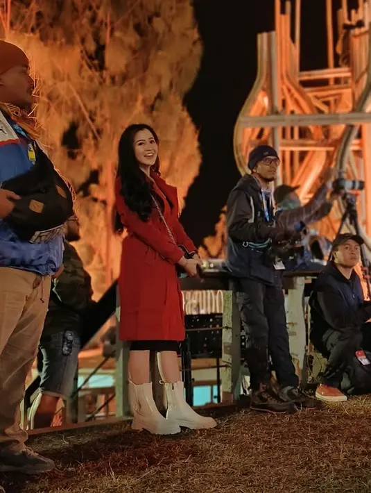 Tampak Denny Caknan juga didampingi sang istri tercinta, Bella Bonita. Istri Denny  tampak  berada di samping panggung saat sang suami menghibur para penggemarnya. [dok.Kapanlagi/istimewa]