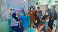 ibu hamil (Bumil) di Kabupaten Sikka,Nusa Tenggara Timur (NTT) mendapatkan suntikan vaksinasi Covid-19. (Liputan6.com/Dionisius Wilibardus)