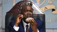 Presiden Botswana Mokgweetsi Masisi memegang berlian seberat 2.492 karat yang digali di salah satu tambangnya dan akan dipamerkan di Gaborone, Kamis, 22 Agustus 2024. (Dok. AP)