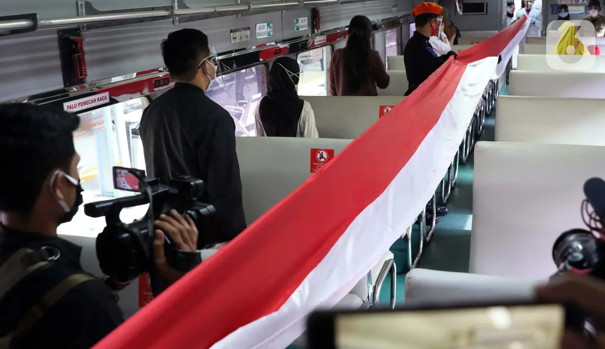 Personel Paskibra membentangkan bendera Merah Putih di Stasiun Pasar Senen, Jakarta, Senin (17/8/2020). Dalam rangka peringatan ke-75 tahun Hari Kemerdekaan Indonesia, PT KAI Daop 1 Jakarta mengadakan upacara pembentangan Bendera Merah Putih sepanjang 17 meter. (Liputan6.com/Helmi Fithriansyah)