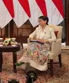 Gaya Menlu Retno Marsudi memang selalu menarik untuk disimak. Ia seringkali membagikan kesehariannya di akun Instagram pribadinya (@retno_marsudi). Kemarin, Retno Marsudi bekerja dengan outfit yang menarik perhatian. [Foto: Instagram/retno_marsudi]