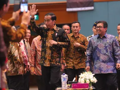Presiden Jokowi didampingi Ketua Dewan OJK Muliaman D Hadad dan Menkeu Srimulyani saat menghadiri acara "Ayo Menabung" di JCC, Jakarta, Senin (31/10). Jokowi menghimbau masyarakat untuk rajin menabung. (Liputan6.com/Angga Yuniar)