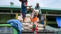 Mengacu tabel Harga Rata-Rata Komoditas Konsumen Badan Pangan Nasional (Bapanas) di wilayah Nasional pada hari ini Rabu 9 Juli 2025 pukul 15.30 WIB, harga beras premium berada di angka Rp15.935 per kilogram atau turun Rp21 (-0,13%) dibanding pada hari sebelumnya Selasa 8 Juli 2025. (BAY ISMOYO/AFP)