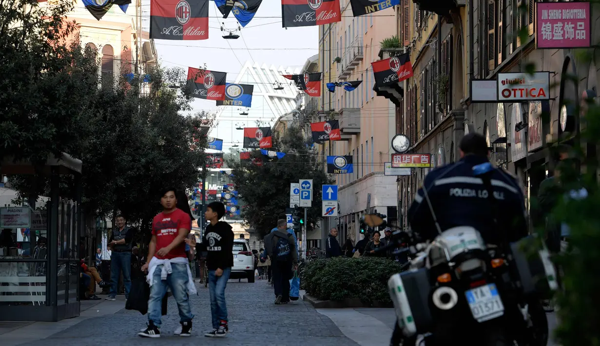 Suasana jalanan di Paolo Sarpi, sebuah lingkungan China di Milan, Italia (13/10). Sunning grup adalah pemilik dari klub Inter Milan dan AC Milan dimiliki oleh Sport Investment Lux Group. (AFP Photo/Miguel Medina)