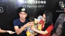 Artis Raffi Ahmad bersama sang istri Nagita Slavina saat menghadiri pembukaan bisnis barunya, Jakarta, Jumat (25/8). Kali ini Raffi bekerjasama dengan seorang pengusaha memulai bisnis barunya yakni sebuah produk minuman. (Liputan6.com/Helmi Afandi)