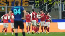 Arsenal merayakan gol yang dicetak Viktor Gyokeres ke gawang Inter Milan dalam pertandingan matchday ketujuh Liga Champions 2025/2026 di Giuseppe Meazza, Rabu (21/1/2026) dini hari WIB. The Gunners menang 3-1 dalam laga ini. (AP Photo/Luca Bruno)