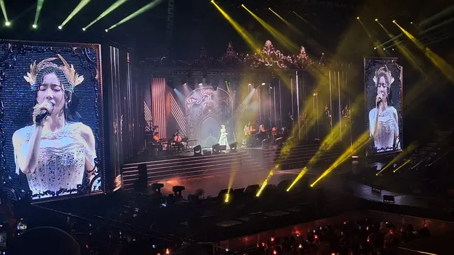 Taeyeon menghelat konser solo bertajuk The The Tense di Indonesia Arena, Jakarta, dengan menggandeng promotor lokal Dyandra Global Edutainment. (Liputan6.com/Ratnaning Asih)