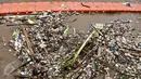 Sampah yang terbawa aliran sungai Ciliwung di kawasan Manggarai, Jakarta Selatan, Rabu (8/3). Hujan deras yang mengguyur kawasan Jabodetabek semalam membuat debit air di Ciliwung meningkat dan membawa sampah. (Liputan6.com/Yoppy Renato)