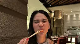 Di sela-sela liburannya, Azizah juga mencicipi kuliner khas di restoran Jepang mewah di Bangkok. Ia tampak ceria menikmati sushi dengan ekspresi yang menggemaskan. Momen ini menggambarkan betapa dirinya menikmati waktu berkualitas di kota penuh pesona tersebut. (Liputan6.com/IG/@azizahsalsha_)