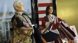 Boneka "Hina" menyerupai Presiden AS Joe Biden dan Wakil Presiden AS, Kamala Harris dipajang untuk perayaan Hari Anak Perempuan di Kyugetsu, pembuat boneka tradisional Jepang, di Tokyo, Rabu (27/1/2021). Patung Biden dan Kamala Harris itu setinggi 60 cm dan berbalut kimono. (AP Photo/Eugene Hoshiko)