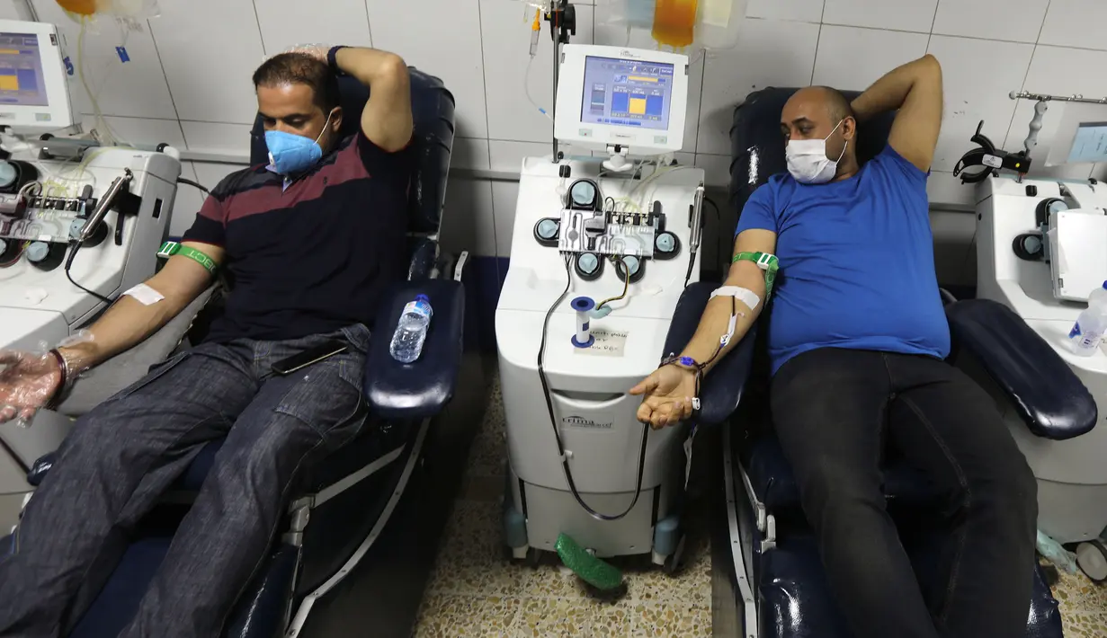 Pasien yang telah sembuh dari COVID-19 mendonorkan plasma di Pusat Transfusi Darah Nasional, Baghdad, Irak, Minggu (28/6/2020). Kementerian Kesehatan Irak pada 29 Juni 2020 mengatakan bahwa kasus COVID-19 di Irak sebanyak 47.151, sementara pasien sembuh mencapai 1.852. (Xinhua/Khalil Dawood)