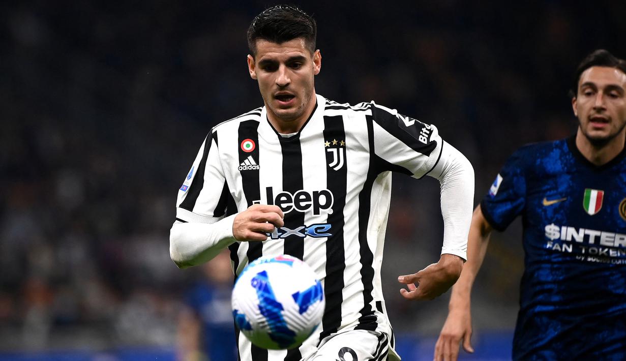 Kedua tim tampil menekan sejak dimulainya babak pertama. Berstatus sebagai tim tamu, Juventus mendapatkan peluang apik terlebih dahulu di menit ke tujuh. Avaro Morata melakukan tendangan melengkung yang sayangnya masih mampu ditepis oleh Handanovic. (AFP/Marco Bertorello)