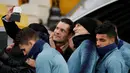 Seorang penggemar berselfie dengan pemain belakang Chelsea,  David Luiz selama sesi pelatihan di NSC Olympiyskiy, Kiev, Ukraina (13/3). Chelsea akan bertanding melawan Dynamo Kiev pada leg kedua babak 16 besar Liga Europa. (Reuters/Valentyn Ogirenko)