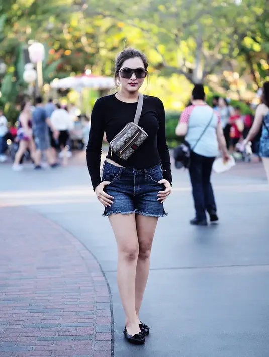Gayanya yang satu ini juga tak kalah simpel. Hanya mengenakan celana jeans pendek dengan kaus hitam lengan panjang, namun dirinya tetap terlihat menawan. (Liputan6.com/IG/ashanty_ash)