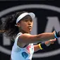 Petenis Jepang Naomi Osaka mengembalikan bola saat menghadapi petenis China Zheng Saisai pada pertandingan tunggal putri putaran kedua di Australia Terbuka, Melbourne, Australia, Rabu (22/1/2020). Naomi mengalahkan Saisai dan melaju ke putaran ketiga Australia Terbuka. (AP Photo/Andy Brownbill)