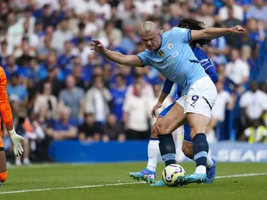 Pemain Manchester City, Erling Haaland berusaha mencetak gol dibayangi pemain Chelsea, Marc Cucurella pada laga Liga Inggris 2024/2025 di Stamford Bridge, London, Inggris, Minggu (18/08/2024) WIB. (AP Photo/Dave Shopland)