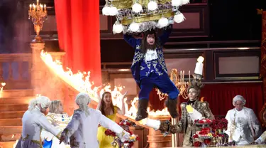 Host Adam DeVine bergelantungan di atas lampu saat tampil dalam acara MTV Movie And TV Awards 2017 di Los Angeles, California, (7/5). (Photo by Chris Pizzello/Invision/AP)