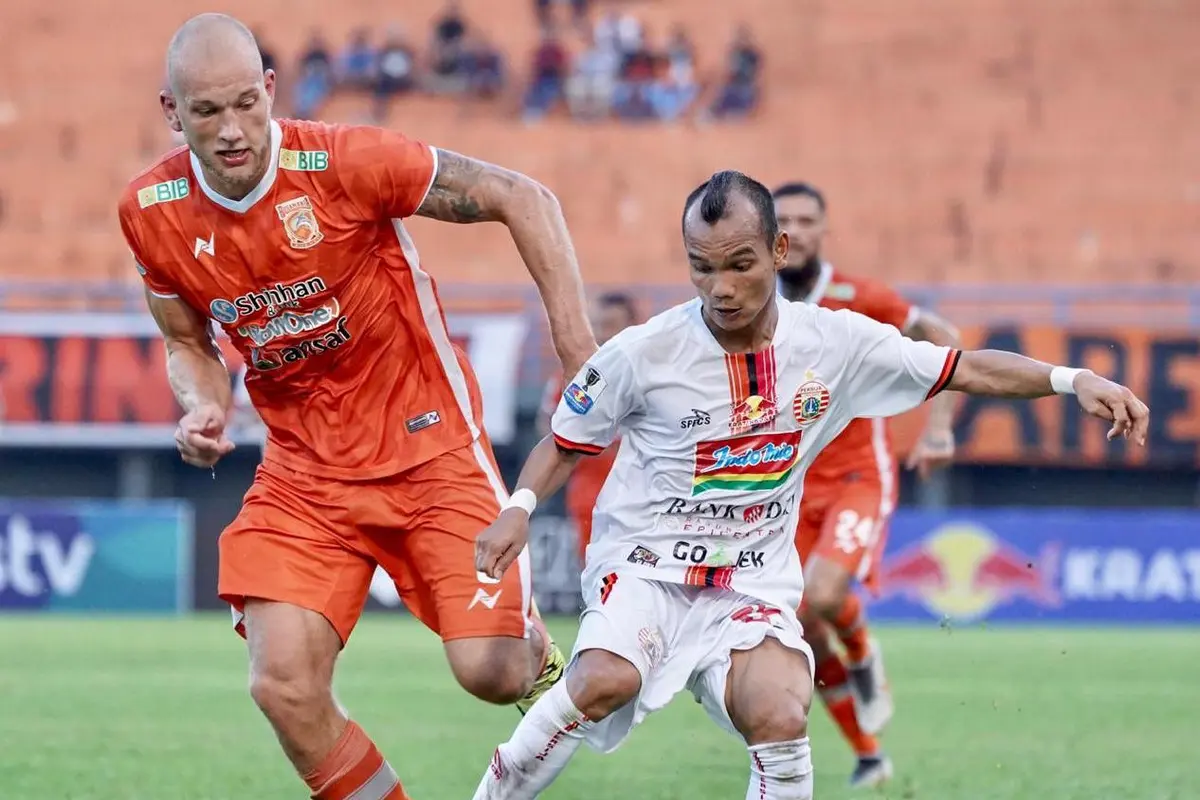Duel bek Borneo FC, Jan Lammers dengan gelandang sayap Persija, Riko Simanjuntak