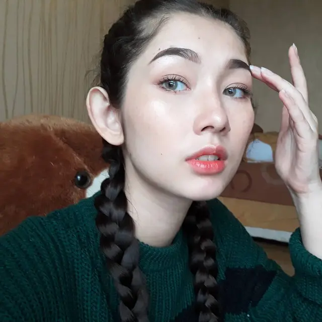 7 Gaya Rambut Devina Aureel, Dari Kepang Hingga Pakai Wig yang Curi Perhatian