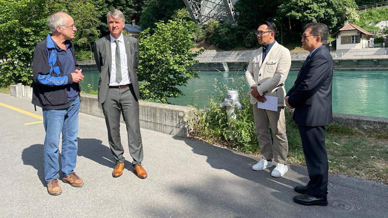 Ridwan Kamil memantau langsung proses pencarian putra sulungnya, Emmeril Kahn Mumtadz yang hilang di Sungai Aare pada Kamis (26/5/2022). (Dok. KBRI Bern)