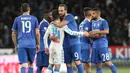 Penyerang Juventus, Gonzalo Higuain, memeluk penyerang Napoli, Dries Mertens usai laga berakhir. Hasil ini tidak mengubah posisi kedua tim. Juventus masih berada di puncak klasemen sementara Napoli di urutan ketiga. (AFP /Carlo Hermann)