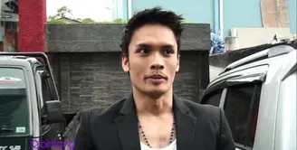 Randy Pangalila menjadi salah satu selebriti yang akan merayakan Hari Raya Natal, ia mengaku hampir setiap tahun, sang kekasih Michella Putri ikut merayakan Natal bersama keluarga besar Randy.