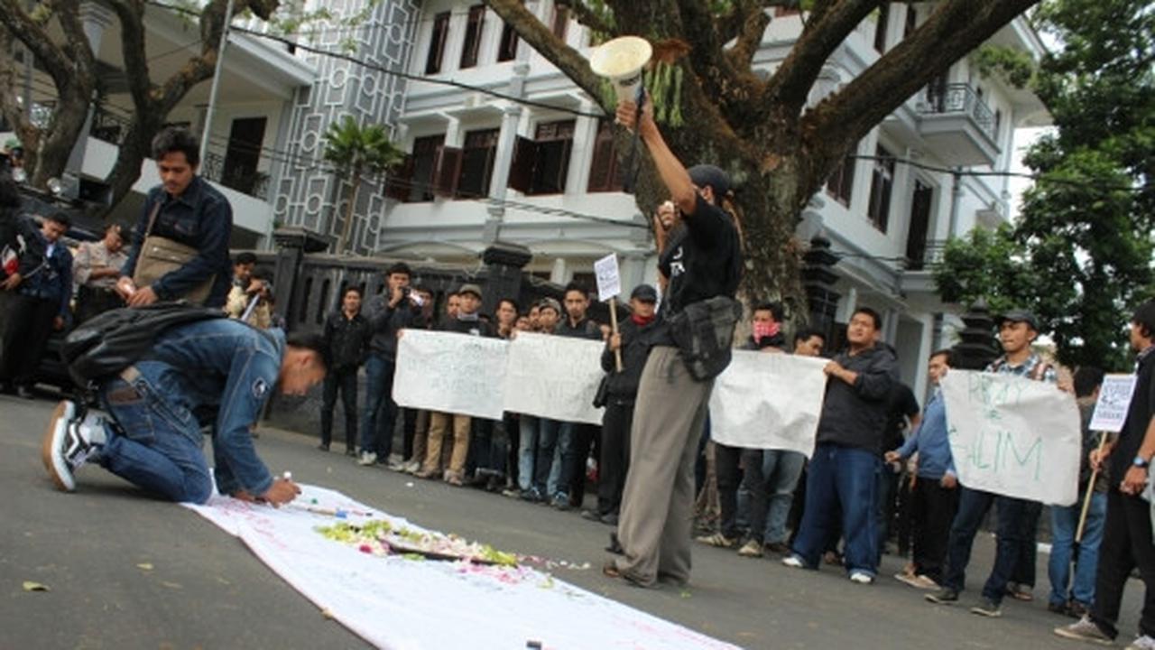 Unjuk rasa kecam pembunuhan petani yang tolak tambang di Lumajang