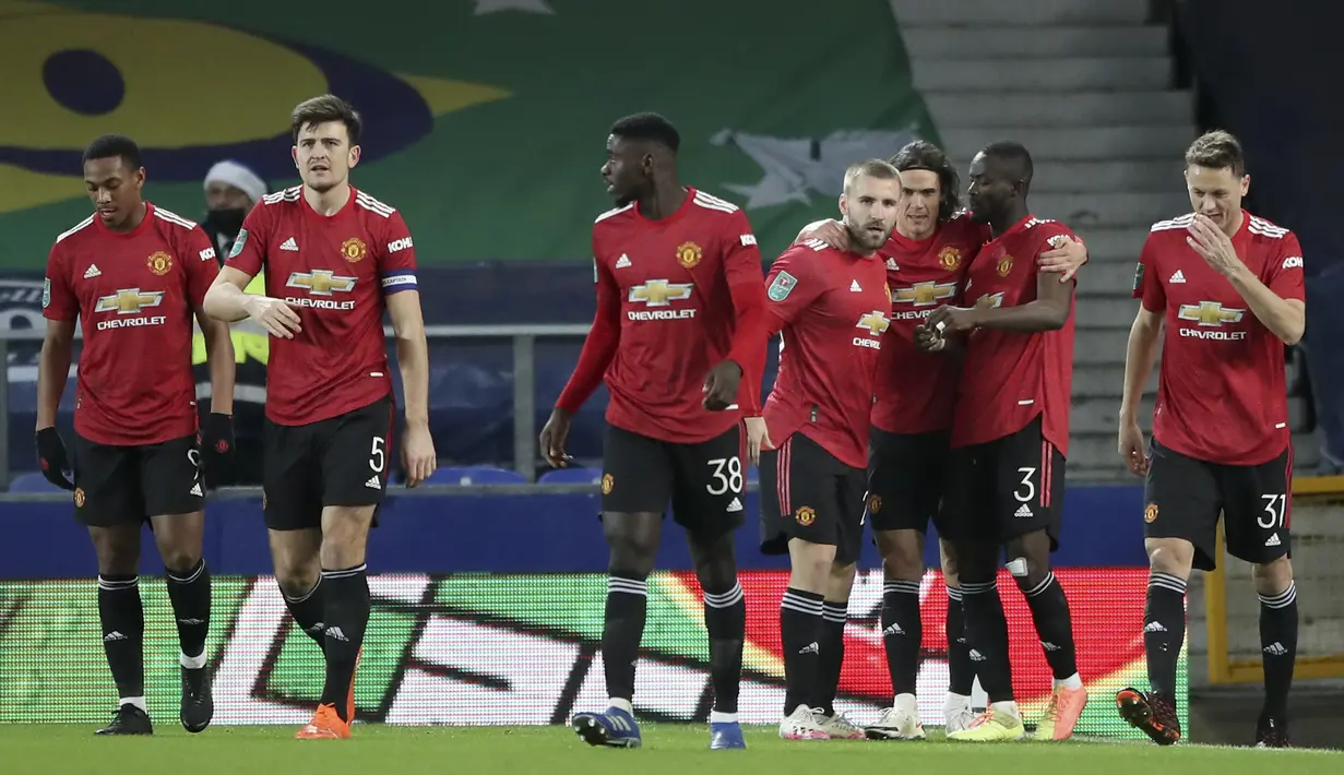 Para pemain Manchester United merayakan gol mereka ke gawang Everton pada babak perempat final di Goodison Park, Kamis (24/12/2020). Manchester United menang atas Everton 2-0. (AP Photo/Nick Potts,Pool)