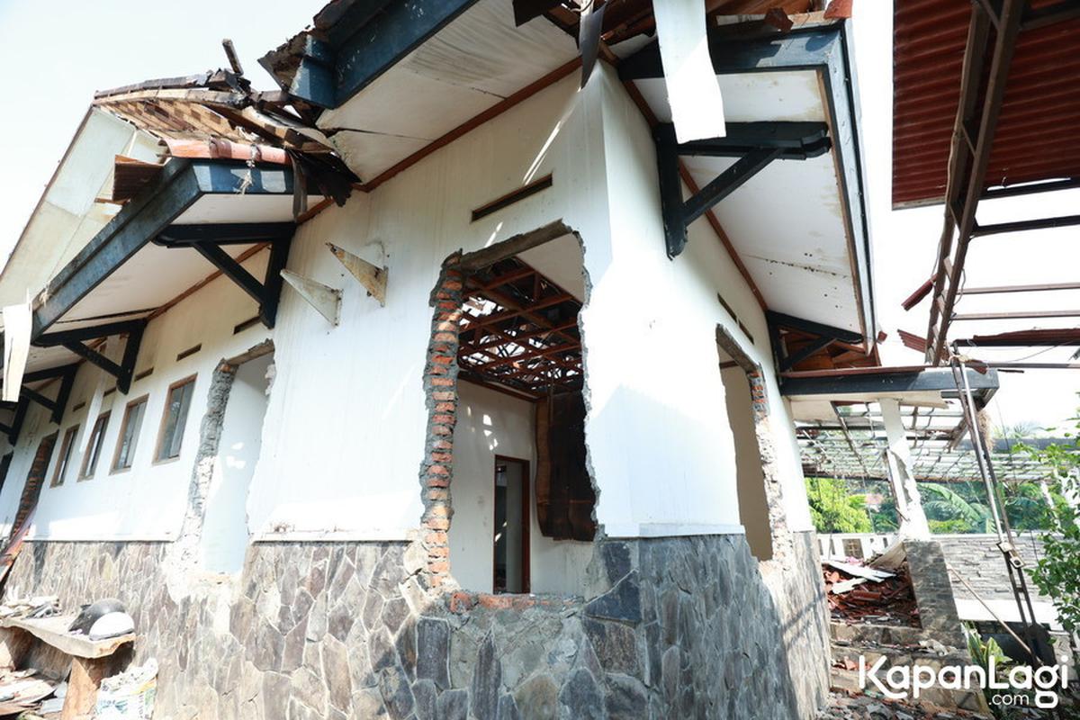 9 Potret Rumah Atalarik Syach yang Dieksekusi Aparat, Dinding Rumah Jebol dan Genteng Hancur