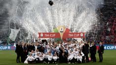 Para pemain Lazio melakukan selebrasi usai menjuarai Coppa Italia 2019 setelah mengalahkan Atalanta di Stadion Olympic, Roma, Rabu (15/5). Lazio menang 2-0 atas Atalanta. (AFP/Isabella Bonotto)