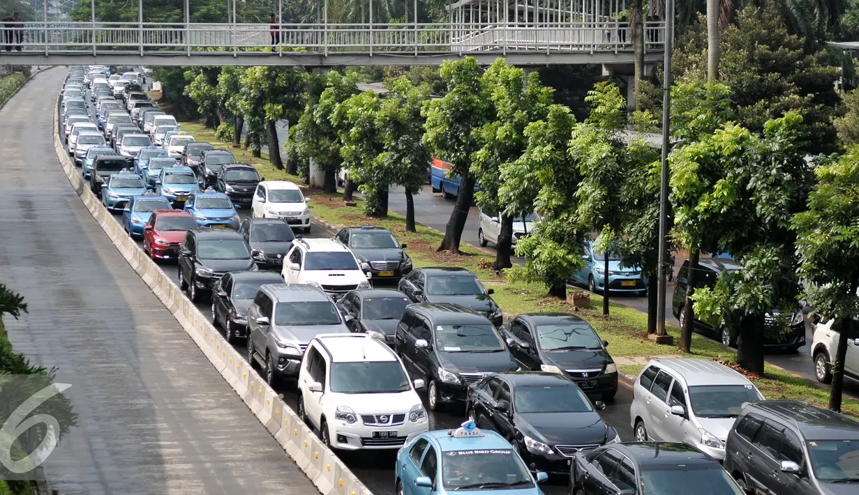 Imbas dari hujan yang melanda Jakarta, beberapa ruas jalan mengalami kemacetan, Jakarta, Selasa (30/8). Salah satu jalan yang mengalami kemacetan panjang ialah Jalan Jenderal Sudirman. (Liputan6.com/Yoppy Renato)