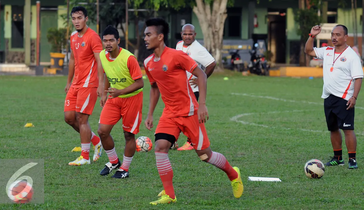 Penyerang Persija, Bambang Pamungkas (kedua kiri) saat mengikuti latihan di Lapangan Yon Zikon 14, Jakarta, Kamis (16/6/2016). Persija akan melakoni laga tandang melawan Arema Cronus (19/6). (Liputan6.com/Helmi Fithriansyah)