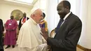 Paus Fransiskus berjabat tangan dengan Presiden Sudan Selatan, Salva Kiir dalam pertemuan dengan pemimpin Sudan Selatan di Vatikan, Kamis (11/4). Dalam pertemuan itu, Paus Fransiskus mencium kaki baik pejabat pemerintah maupun oposisi untuk menjaga perdam