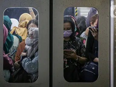 Warga saat berada di dalam rangkaian kereta di Stasiun Sudirman, Jakarta, Rabu (13/12/2023). (Liputan6.com/Faizal Fanani)