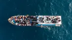 Pengungsi etnis Rohingya berada di atas kapal milik nelayan Indonesia di pesisir Pantai Seunuddon, Aceh Utara (24/6/2020). Sebanyak 94 pengungsi etnis Rohingya yang lelah dan kelaparan, termasuk 30 anak-anak ditemukan terdampar di pesisir Pantai Seunuddon. (AP Photo/Zik Maulana)