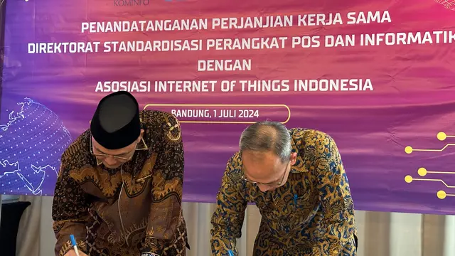 Mulyadi, Direktur Standardisasi Perangkat Pos dan Informatika Kominfo bersama Teguh Prasetya, Ketua Umum ASIOTI melakukan penandatanganan perjanjian kerja sama untuk mendorong pengembangan IoT di Indonesia. Dok: ASIOTI