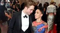 Robert Pattinson dan FKA Twigs jalan bareng di karpet merah acara Met Gala yang berlangsung di New York. 