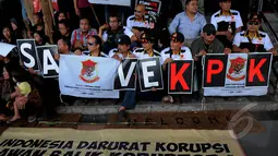 Pengunjuk rasa saat membawa poster bertuliskan SaveKPK di depan Gedung Komisi Pemberantas Korupsi(KPK), Jakarta (16/2/2015). Mereka menuntut pemilihan Kapolri harus melalui KPK, PPATK dan publik. (Liputan6.com/Faisal R Syam)