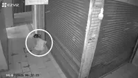 CCTV Ungkap Perilaku Aneh Wanita Berkali-kali BAB di Depan Ruko